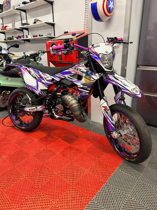 Peugeot XP6 Top Alu 86 violette et blanche montée dans l’atelier LRT Garage